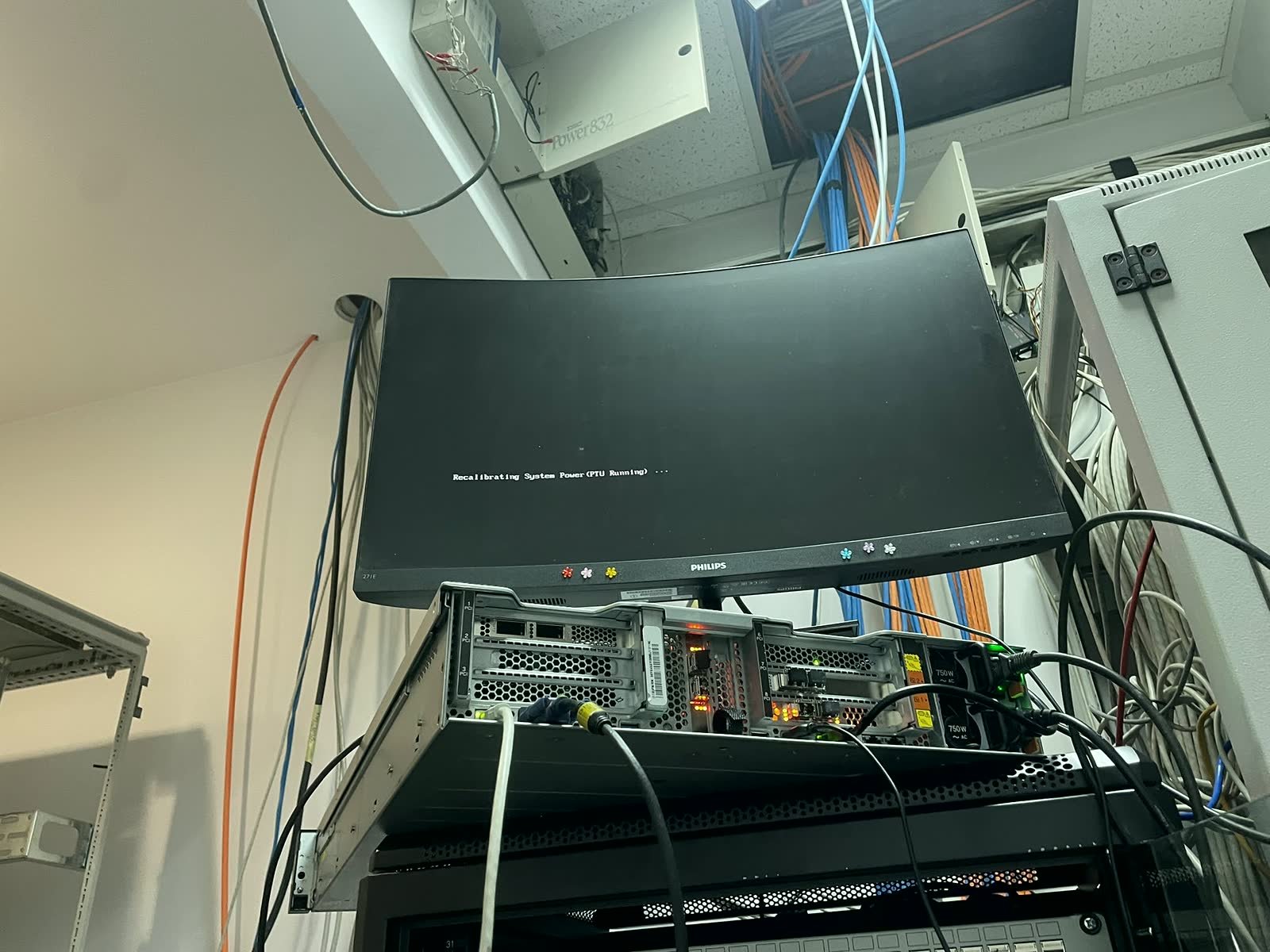 IT outsourcing: serveri u reku i monitor sa ekranom pokretanja